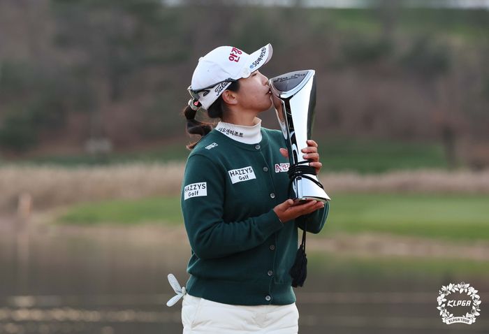 임진희가 12일 라비에벨CC에서 열린 KLPGA투어 시즌 최종전 SK쉴더스·SK텔레콤 챔피언십 2023에서 우승한 뒤 트로피에 입맞추고 있다. 사진 | KLPGA