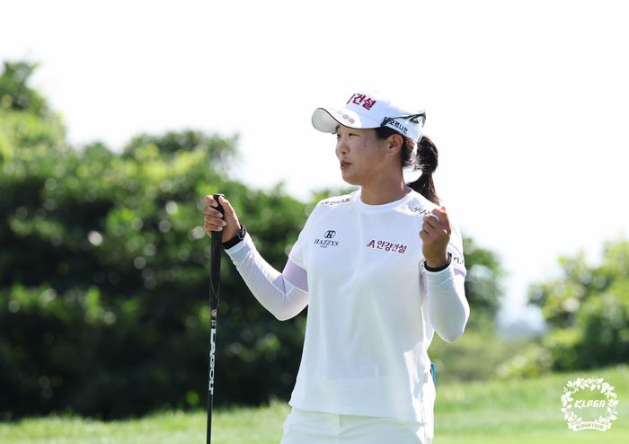 임진희가 KLPGA투어 하반기 개막전으로 열린 제주 삼다수 마스터스에서 시즌 2승째를 따낸 뒤 삼다수 세례를 받고 있다. 사진 | KLPGA