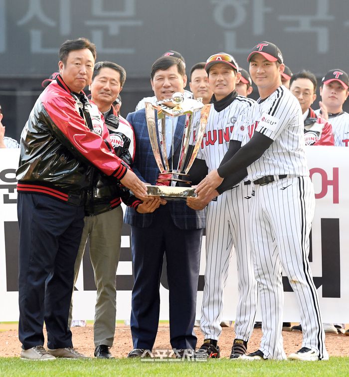 LG 트윈스 선수단이 15일 잠실구장에서 열린 시즌 최종전 두산 베어스와 경기에서 승리한 뒤 진행된 정규시즌 우승 트로피 전달식에서 허구연 총재로부터 우승 트로피를 건넵다고 기념촬영을 하고 있다. 왼쪽부터 LG 트윈스 차명석 단장, 김인석 사장, 허구연 총재, 염경엽 감독, 주장 오지환. 2023. 10. 15. 잠실 | 박진업기자 upandup@sportsseoul.com