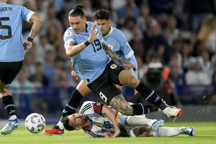 누녜스 밑에 깔린 메시. 부에노스 아이레스|AP 연합뉴스