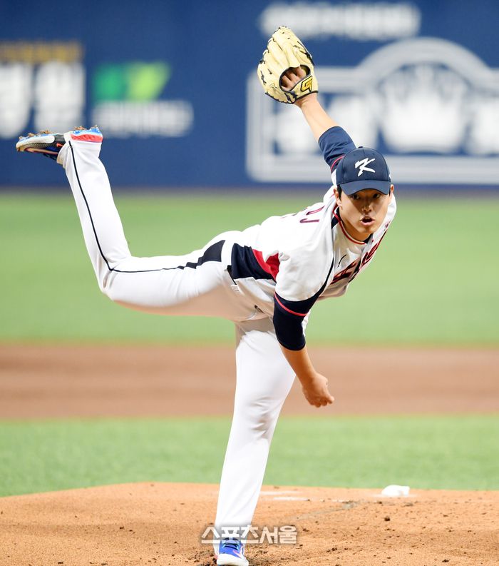 항저우 아시안게임 한국 야구 국가대표팀의 문동주가 26일 고척 스카이돔에서 진행된 상무와의 연습 경기에 상무팀으로 선발 등판해 힘차게 공을 던지고 있다.  2023. 9. 26. 고척 | 박진업기자 upandup@sportsseoul.com
