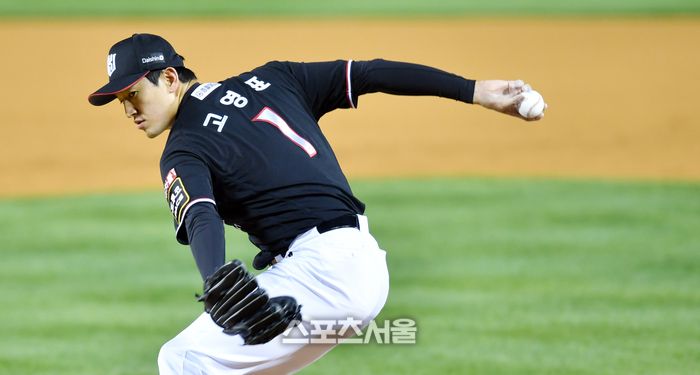 KT 우완사이드암 고영표가 13일 잠실구장에서 열린 2023 KBO리그 LG트윈스와 KT위즈의 한국시리즈 5차전에서 역투하고 있다. 2023.11.13.잠실 | 강영조기자 kanjo@sportsseoul.com