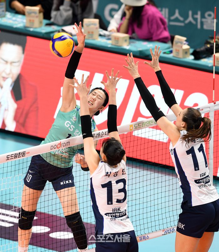 GS칼텍스 강소휘(왼쪽)가 29일 장충체육관에서 열린 2023-2024 V리그 여자부 IBK기업은행과 경기에서 스파이크 공격을 하고 있다. 2023. 11. 29. 박진업기자 upandup@sportsseoul.com