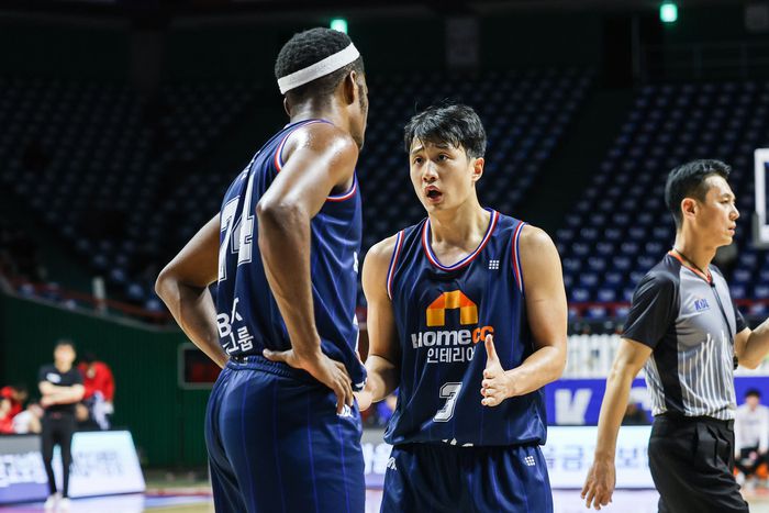 KCC 허웅이 알리제 드숀 존슨과 얘기를 나누고 있다. 사진 | KBL