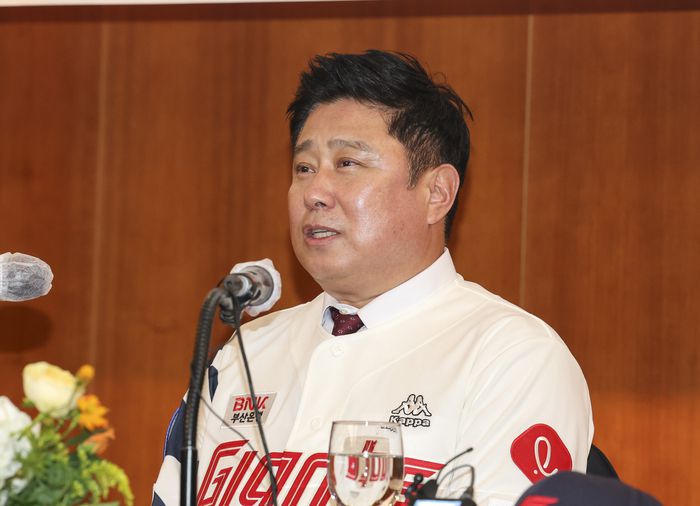 (부산=연합뉴스) 강덕철 기자 = 롯데 자이언츠 김태형 신임 감독이 지난달 24일 취임식에서 취재진의 질문에 답하고 있다. 2023.10.24    kangdcc@yna.co.kr(끝)