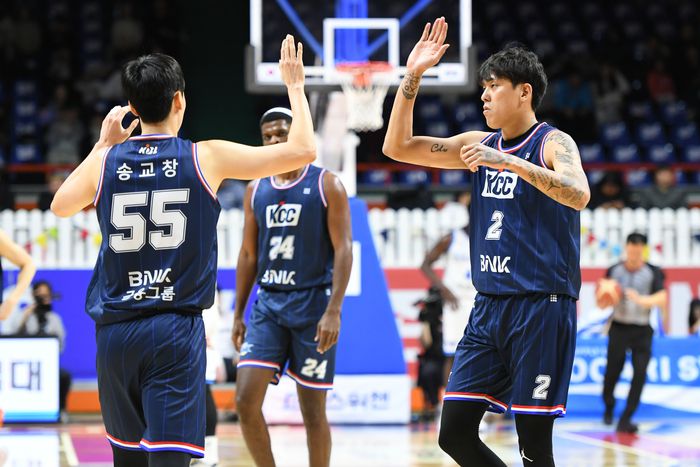 KCC 송교창과 최준용이 하이파이브를 하고 있다. 사진 | KBL