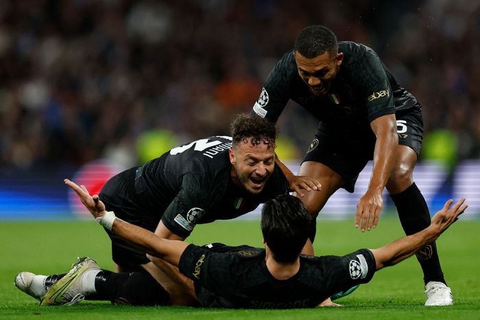 전반 9분 선제골을 넣은 나폴리의 지오반니 시메오네(가운데). 마드리드|AFP 연합뉴스