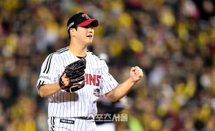 LG 투수 함덕주가 13일 잠실야구장에서 열린 KT와 2023 한국시리즈 5차전 7회초 2사1루 상대 박병호를 삼진으로 처리한 후 환호하고 있다. 2023. 11. 13.잠실 | 최승섭기자 thunder@sportsseoul.com