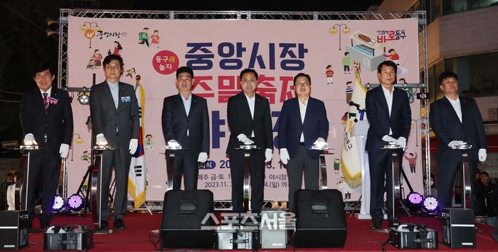 중앙시장 야시장 개막식 사진(가운데 박희조 동구청장). 사진 | 동구청 제공