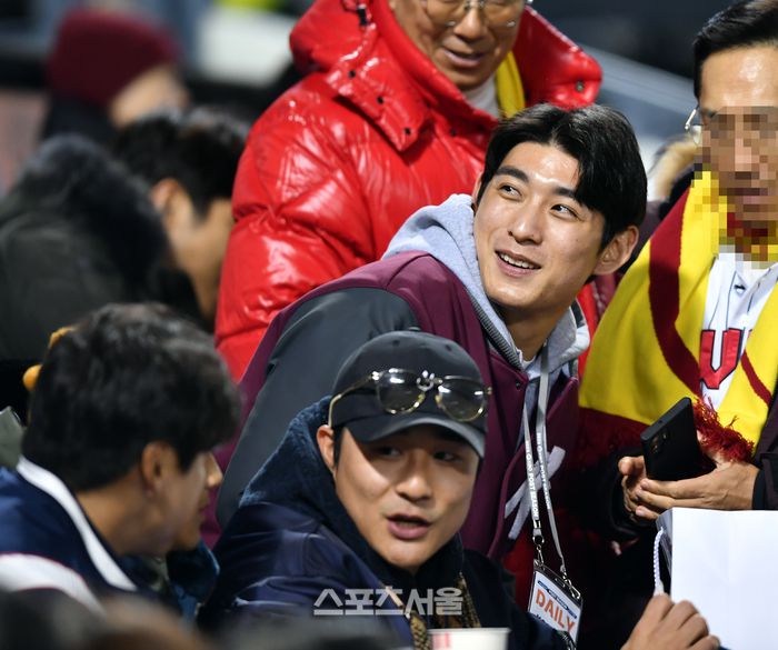 이정후가 13일 잠실구장에서 열린 2023 KBO리그 LG트윈스와 KT위즈의 한국시리즈 5차전을 찾아 선배 김하성과 관전하고 있다. 2023.11.13. 잠실 | 강영조기자 kanjo@sportsseoul.com