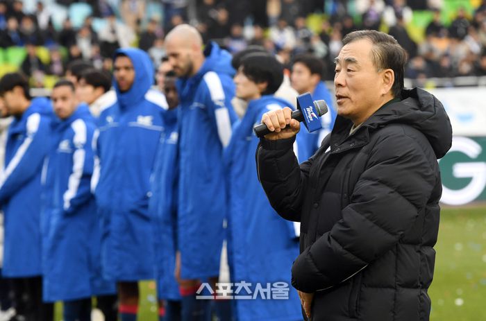수원 삼성 이준 대표(오른쪽)가 2일 수원월드컵경기장에서 열린 2023 하나원큐 K리그1 강원FC와 경기에서 강원과 0-0무승부로 최하위를 기록하며 2부 리그 강등이 확정된 뒤 팬들에게 사과를 하고 있다. 2023. 12. 2. 수원 | 박진업기자 upandup@sportsseoul.com