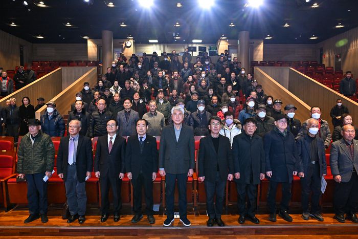 최승준 정선군수와 참석자들이 국민의례를 하고 있다.   사진|정선군청