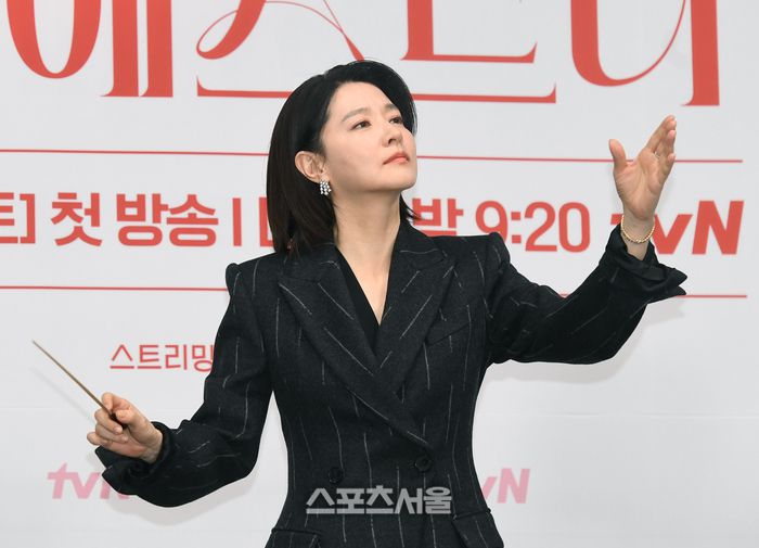 배우 이영애가 6일 오전 서울 구로구 라마다서울신도림호텔에서 진행된 tvN 토일 드라마 ‘마에스트라’ 제작발표회에서 취재진을 향해 포즈를 취하고 있다. 박진업기자 upandup@sportsseoul.com