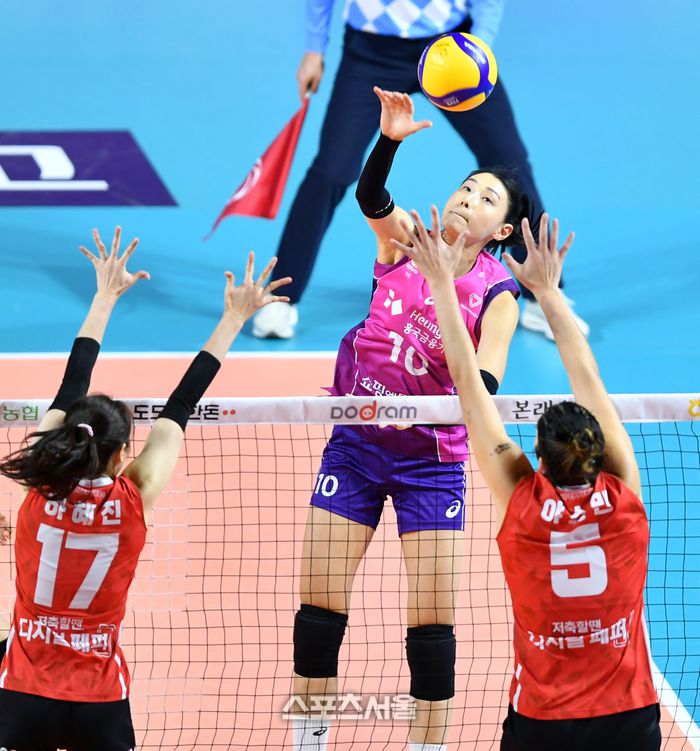 흥국 김연경이 5일 인천 삼산월드체육관에서 열린 2023 도드람 V리그 여자부 흥국생명과 페퍼저축은행의 경기에서 페퍼저축은행 이중블로킹 위로 강타를 시도하고 있다.  2023.12.05.인천 | 강영조기자 kanjo@sportsseoul.com