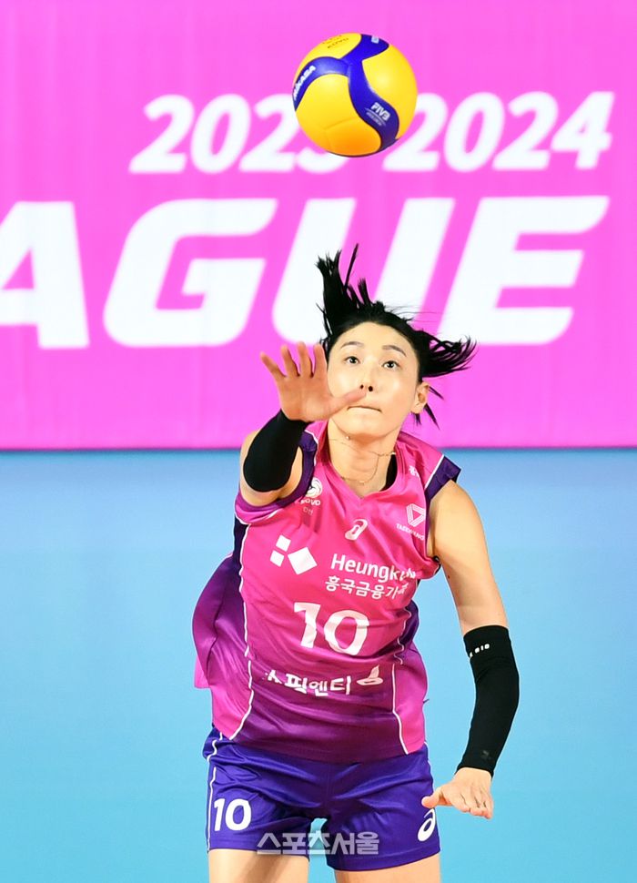 흥국 김연경이 5일 인천 삼산월드체육관에서 열린 2023 도드람 V리그 여자부 흥국생명과 페퍼저축은행의 경기에서 서브를 하고 있다.  2023.12.05.인천 | 강영조기자 kanjo@sportsseoul.com