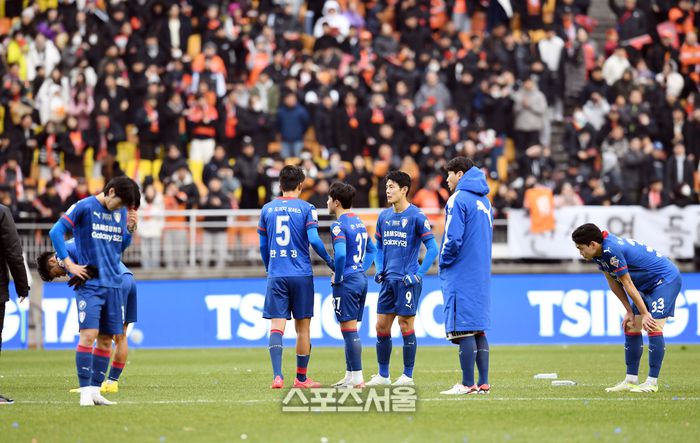 수원 삼성 선수들이 2일 수원월드컵경기장에서 열린 2023 하나원큐 K리그1 강원FC와 경기에서 강원과 0-0무승부로 최하위를 기록하며 2부 리그 강등이 확정된 뒤 아쉬워하고 있다. 2023. 12. 2. 수원 | 박진업기자 upandup@sportsseoul.com