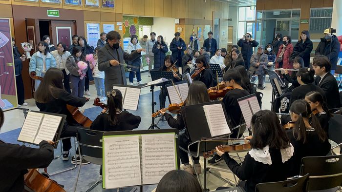 홍천청소년오케스트라는 지난 2일(토) 제 4회 정기연주회를 홍천생명건강과학관에서 선보였다.  사진|홍천군청소년수련관