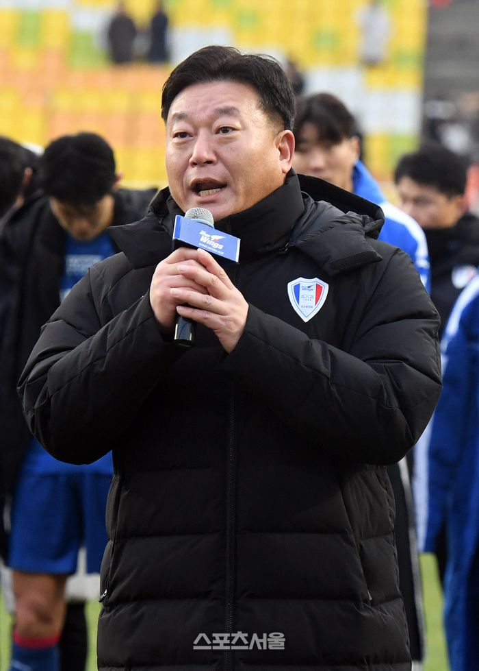 수원 삼성 오동석 단장이 2일 수원월드컵경기장에서 열린 2023 하나원큐 K리그1 강원FC와 경기에서 강원과 0-0무승부로 최하위를 기록하며 2부 리그 강등이 확정된 뒤 팬들에게 사과를 하고 있다. 2023. 12. 2. 수원 | 박진업기자 upandup@sportsseoul.com