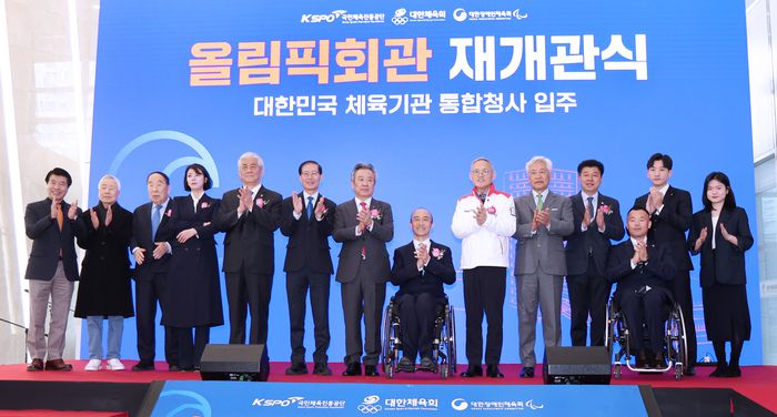 6일 올림픽회관에서 열린 ‘올림픽회관’ 재개관식 단체 기념촬영. 사진제공 | 대한장애인체육회