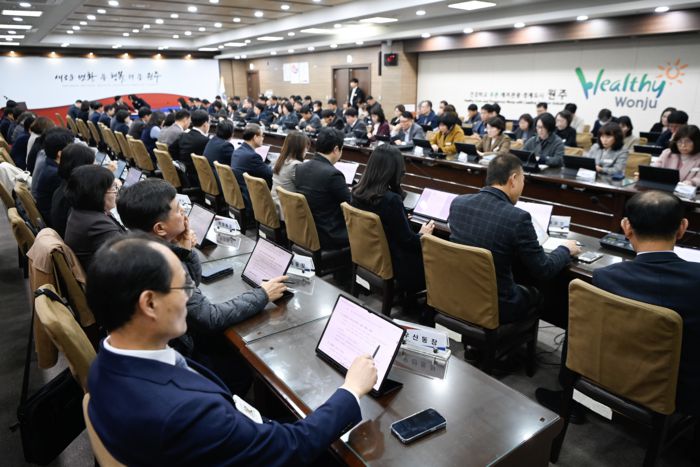 원주시청 간부직원들이 12월 5일 확대간부회의에서 태블릿 PC를 활용하며 회의에 참석하고 있다.    사진|원주시청