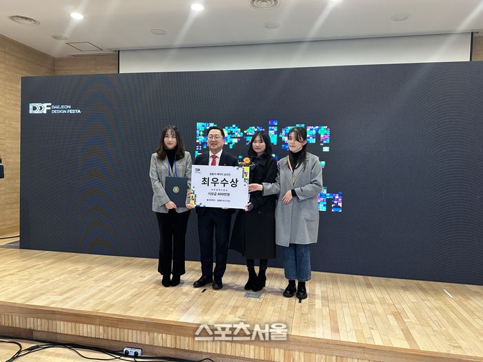 6일 이장우 대전시장이 ‘꿈돌이 캐릭터 공모전’에 최우수상을 수상한 수상자 3인에게 대전광역시장상장 및 상금을 전달했다. 사진 | 조준영 기자