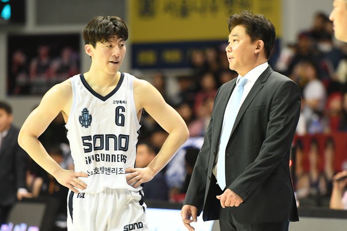 소노 이정현과 김승기 감독. 사진 | KBL