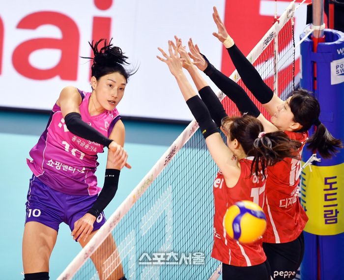 흥국 김연경이 5일 인천 삼산월드체육관에서 열린 2023 도드람 V리그 여자부 흥국생명과 페퍼저축은행의 경기에서 강력한 스파이크를 시도하고 있다.  2023.12.05.인천 | 강영조기자 kanjo@sportsseoul.com