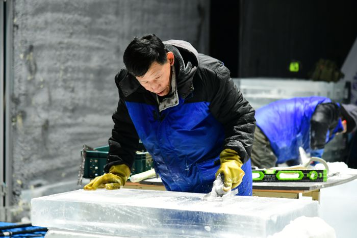 6일 화천읍 서화산 다목적 광장에서 실내 얼음조각 광장 조성 작업이 진행되고 있다.  사진|화천군청