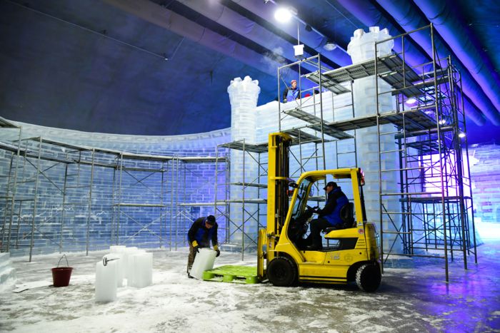 6일 화천읍 서화산 다목적 광장에서 실내 얼음조각 광장 조성 작업이 진행되고 있다.  사진|화천군청