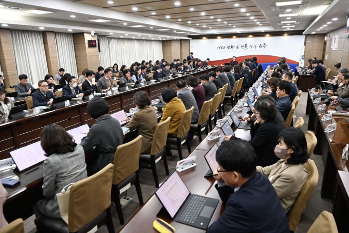 원주시청 간부직원들이 12월 5일 확대간부회의에서 태블릿 PC를 활용하며 회의에 참석하고 있다.    사진|원주시청