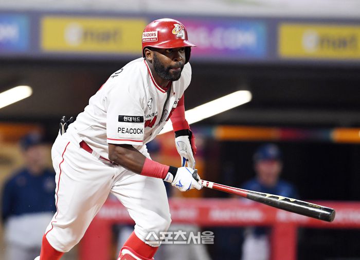 SSG 랜더스 에레디아가 4일 인천 SSG랜더스필드에서 열린 NC 다이노스와 경기 4회말 2사 2루 상황에서 NC 선발 최성영을 상대로 동점 1타점 2루타를 치고 있다. 2023. 10. 4. 문학 | 박진업기자 upandup@sportsseoul.com