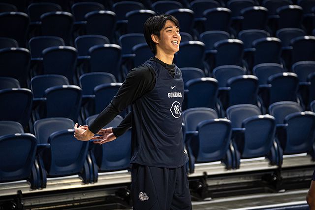 여준석이 2023-24 NCAA 1부리그 6차전 홈경기를 위해 몸을 풀며 웃고 있다. 사진|곤자가대학교 농구부 공식 SNS