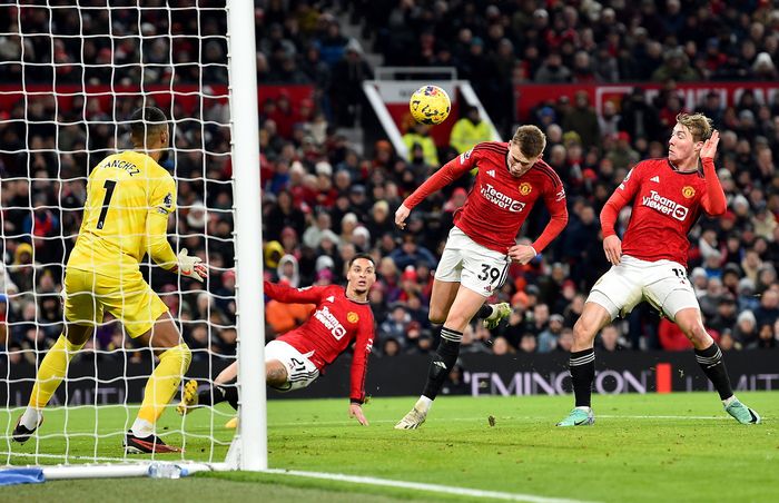 맨체스터 유나이티드의 스콧 맥토미니가 6일(현지시간) 올드 트래포드에서 열린 첼시와의 2023~2024 잉글랜드 프리미어리그 15라운드에서 후반 24분 헤더골을 폭발시키고 있다. 맨체스터|EPA 연합뉴스