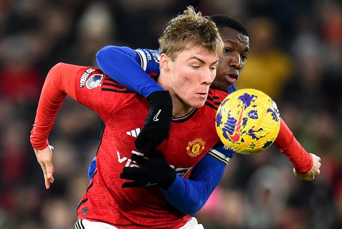 맨체스터 유나이티드의 라스무스 호일룬(앞)이 첼시의 모이세스 카이세도에게 저지를 당하고 있다. 맨체스터|EPA 연합뉴스