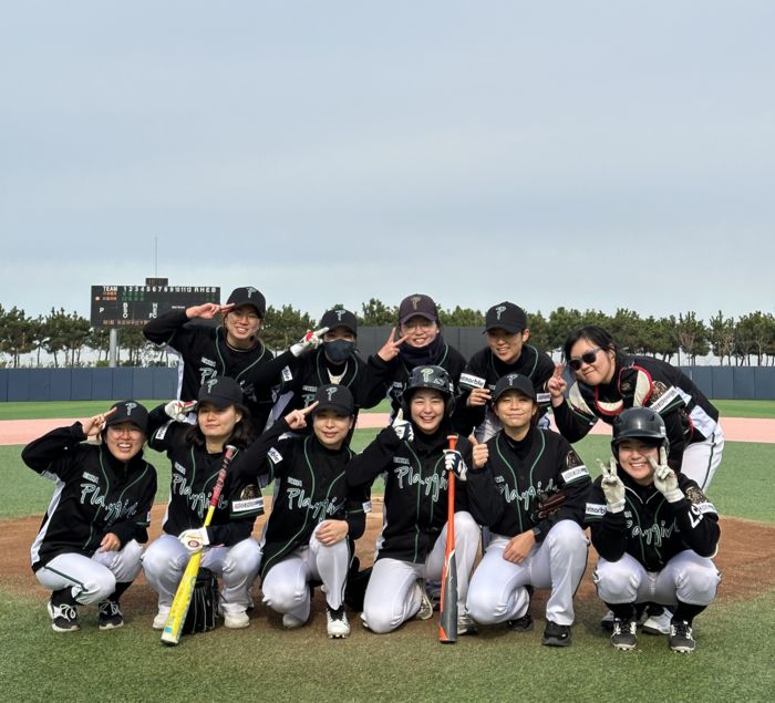 이화플레이걸스가 경기를 마치고 단체사진을 찍었다. 사진제공 | 이화플레이걸스.