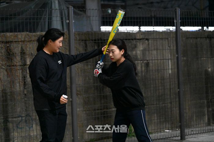 여자야구 국가대표 내야수 김현아(왼쪽)가 이화플레이걸스 부원을 지도하고 있다. 황혜정기자. et16@sportsseoul.com