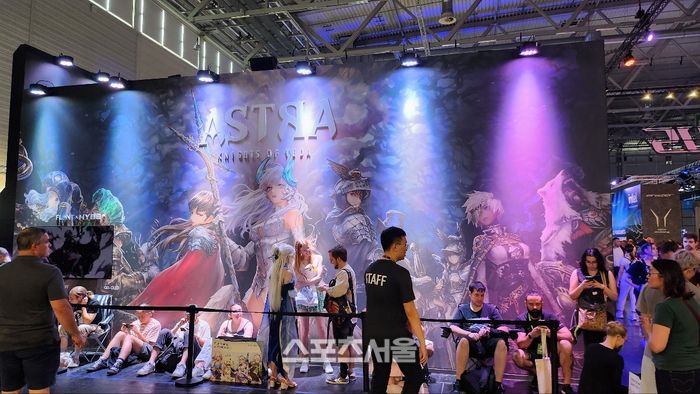 하이브IM이 ‘게임스컴 2023’에 마련한 ‘별이되어라2’ 단독 부스 앞에 게임 시연을 기다리는 관람객들이 줄지어 서 있다. 쾰른=김민규 기자 kmg@sportsseoul.com