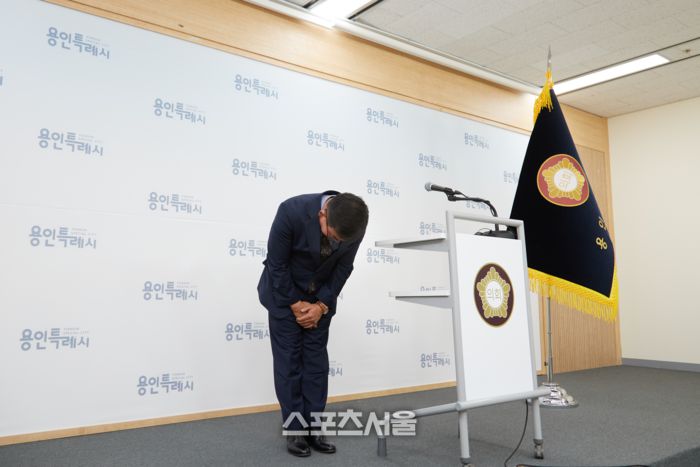 윤원균 의장이 지난 9월 7일 시청 브리핑룸서  ‘주류 무더기 무단 반입’에 대햐 사과 성명서를 발표하고 머리를 숙였다.