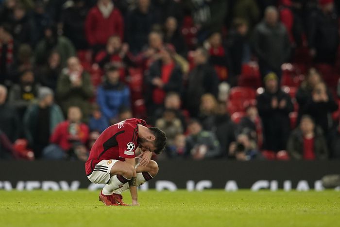 맨유의 주장 브루노 페르난데스가 고개를 숙인 채 그라운드에 앉아 있다. 맨체스터|AP 연합뉴스
