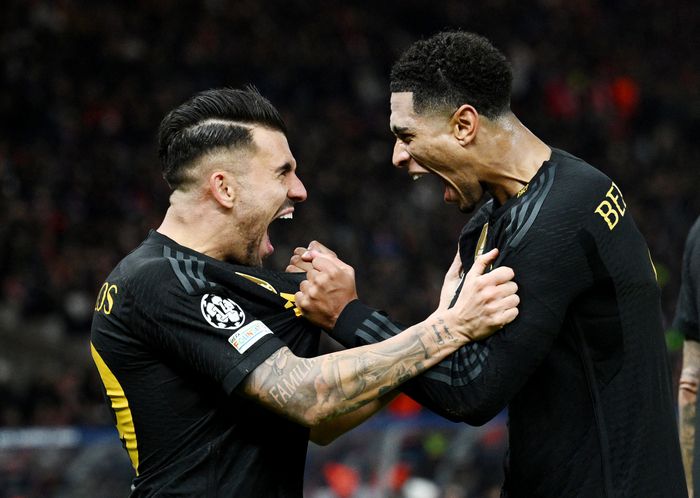 다니 세바요스(왼쪽)가 결승골을 도운 주드 벨링엄과 환호하고 있다. 베를린|로이터 연합뉴스