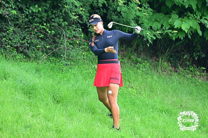 러프에서 탈출하는 윤이나. 사진 | KLPGA