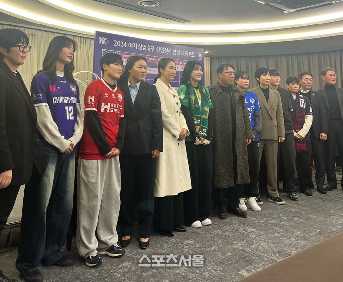 이은영(왼쪽에서 두 번째)이 창녕WFC 유니폼을 입는다. 송파구 | 강예진기자