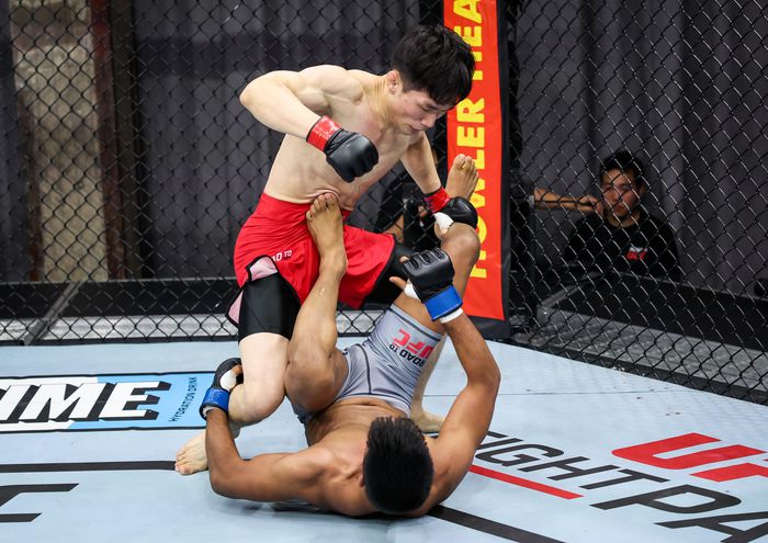 이창호가 지난 5월 28일 중국 상하이 UFC 퍼포먼스 인스티튜트에서 열린 ‘로드 투 UFC’ 시즌 2 밴텀급 경기에서 인도의 라나 루드라 프라탑 싱과 맞붙고 있다. 사진 | UFC