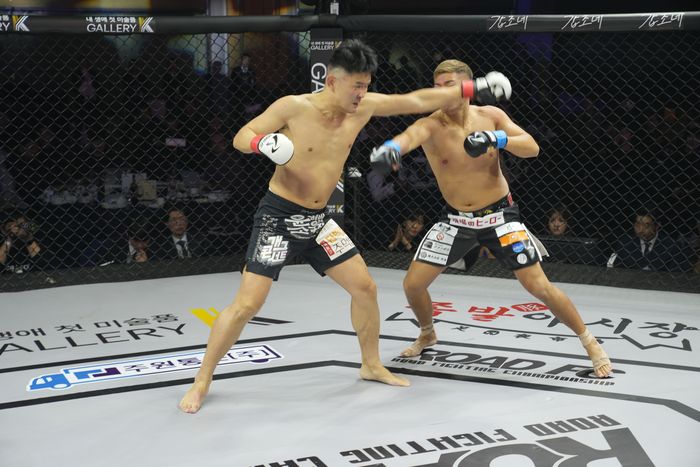 윤형빈(왼쪽)이 16일 서울 서대문구 홍은동 스위스 그랜드 호텔에서 열린 ‘굽네 로드FC 067’ -80kg 파이터100 스페셜 매치에서 쇼유 니키와 맞붙고 있다. 사진 | 로드FC