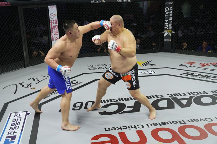 세키노 타이세이(왼쪽)가 16일 서울 서대문구 홍은동 스위스 그랜드 호텔에서 열린 ‘굽네 로드FC 067’ 무제한급 경기에서 허재혁을 향해 펀치를 날리고 있다. 사진 | 로드FC