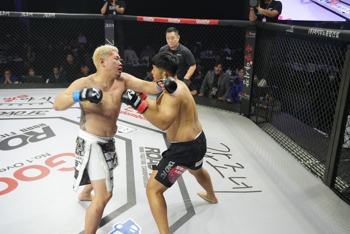 카즈야 야넨케도(왼쪽)가 16일 서울 서대문구 홍은동 스위스 그랜드 호텔에서 열린 ‘굽네 로드FC 067’ -95kg 파이터100 스페셜 매치에서 권아솔과 맞붙고 있다. 사진 | 로드FC