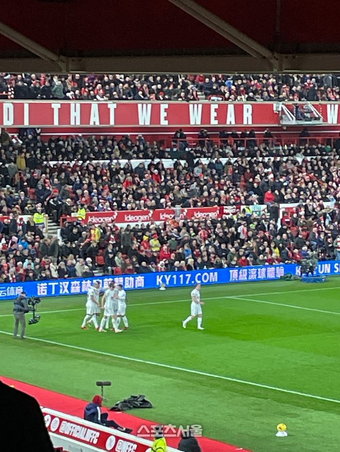 히찰리송의 선제골이 터진 후 세리머니 하는 토트넘. 노팅엄 | 장영민통신원