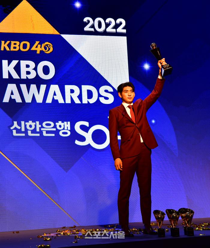 KBO리그에서 거둔 성적은 두말하면 잔소리. 2017년 데뷔 첫해 신인상을 시작으로 2022년 시즌 MVP까지 거머쥐며 국내 무대를 평정했습니다. (스포츠서울DB)