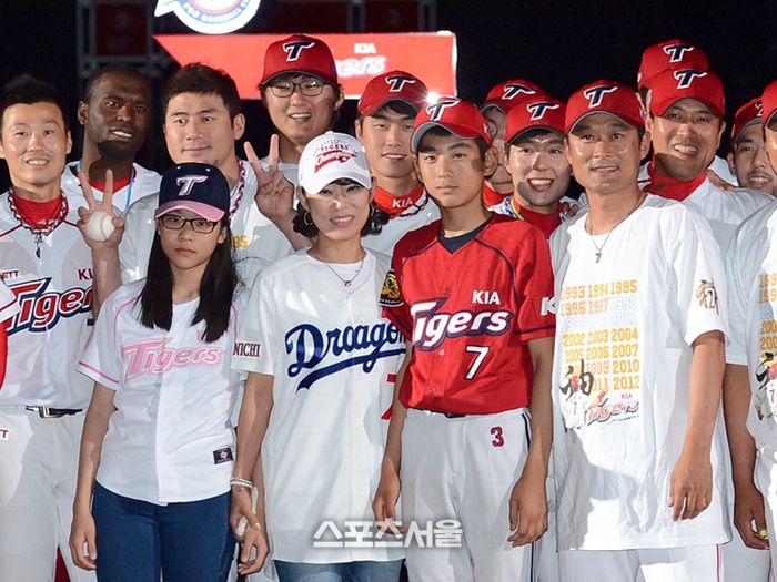 아버지가 몸담았던 주니치 드래건스와 KIA 타이거즈 유니폼을 입고 온 가족이 출동해 더욱 뜻깊었죠. (스포츠서울DB)