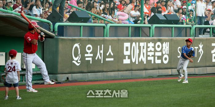 내 공 어때? 2008년 올스타전에 가서는 아버지에게 배팅볼을 던져줬어요. (스포츠서울DB)